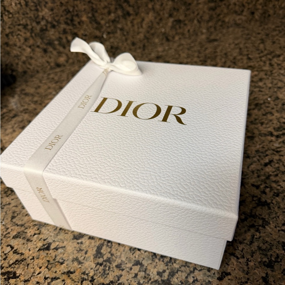 ‼️SOLD‼️ Dior White Box with Gold Lettering - Picture 2 of 6
